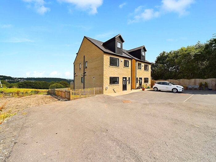 4 Bedroom Detached House For Sale In Horley Green Road, Claremount, Halifax, HX3