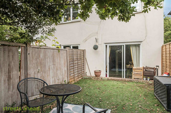 1 Bedroom Apartment For Sale In Warwick House, South Norwood Hill, London, SE25