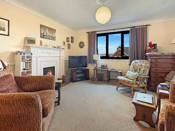 2 Bedroom Flat For Sale In Newport Road, Cowes, PO31