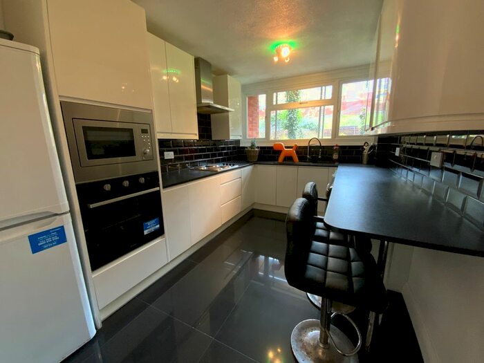 2 Bedroom Flat To Rent In Hunters Hill, High Wycombe, HP13