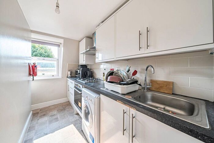 4 Bedroom Flat To Rent In Loftus Road, Shepherd's Bush, London, W12