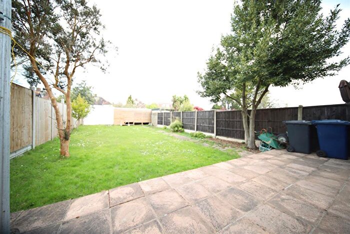 2 Bedroom Flat To Rent In Summers Lane, London, N12