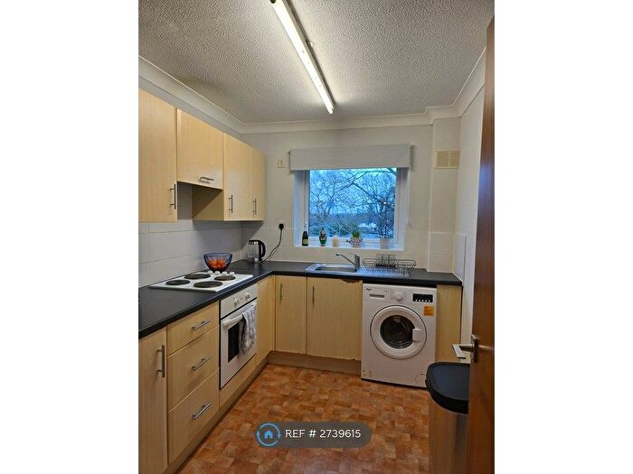 2 Bedroom Flat To Rent In Hawthorne Close, Horsham, RH12