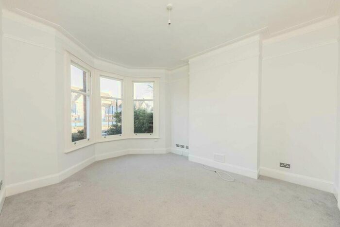 2 Bedroom Flat To Rent In Telferscot Road, Balham, SW12