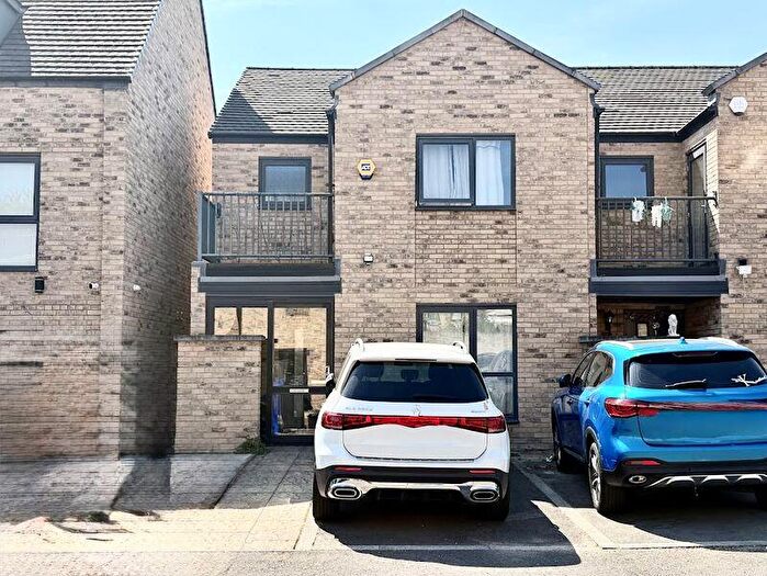 3 Bedroom Semi Detached House To Rent In Ansel Adams Way, Harrow, HA2