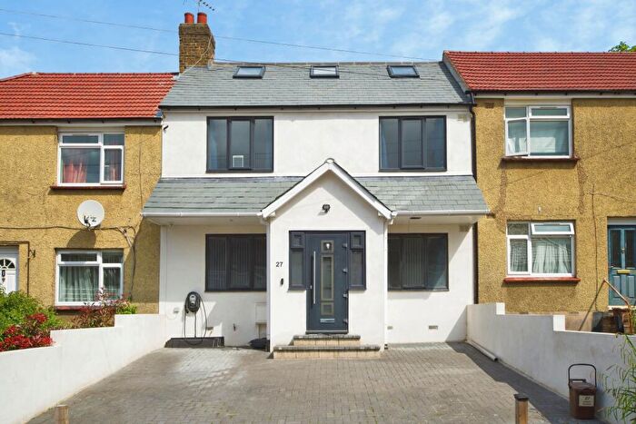 4 Bedroom Terraced House For Sale In Cowper Gardens, London, N14