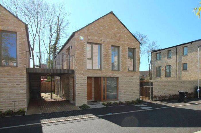 3 Bedroom Detached House To Rent In Farnsworth Drive, Edgware, HA8