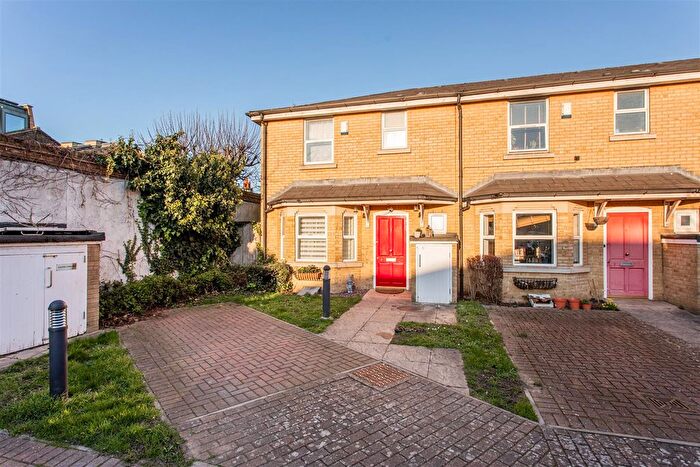 2 Bedroom Property For Sale In Clifden Mews, Hackney, E5