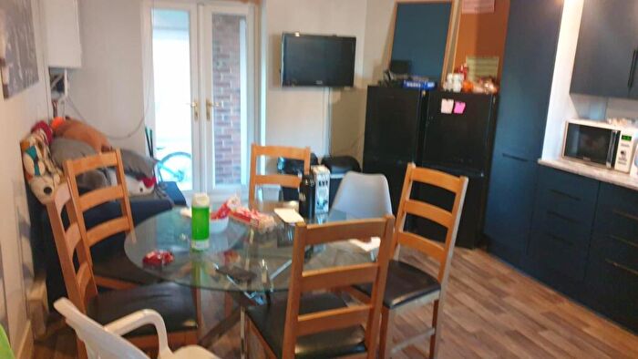 6 Bedroom Semi Detached House To Rent In Bed Student House / Academic Year - Derby Road, Nottingham, NG7