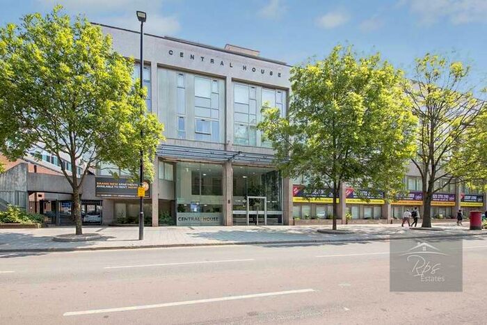 Flat To Rent In Central House, Lampton Road, Hounslow, TW3
