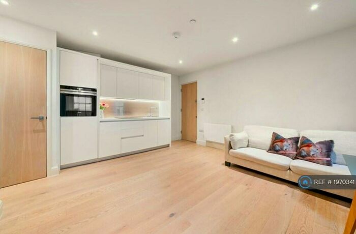 1 Bedroom Flat To Rent In King Georges Walk, Esher, KT10