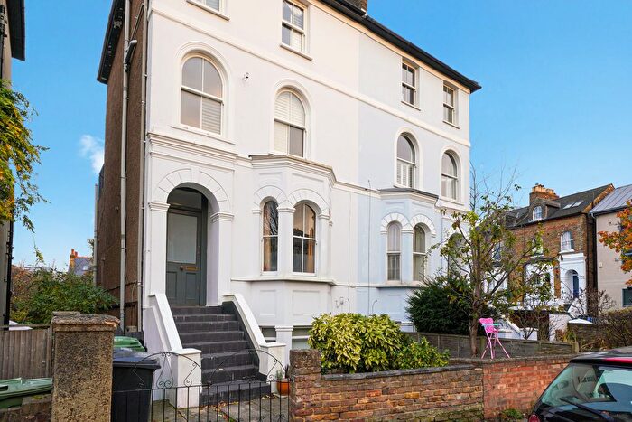 3 Bedroom Flat To Rent In Martell Road, West Dulwich, London, SE21