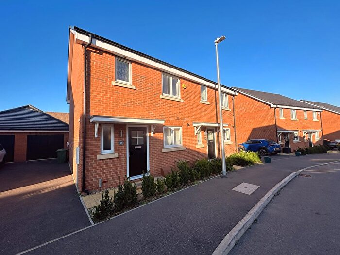 3 Bedroom Semi Detached House For Sale In Honey Bee Street, Reading, RG31