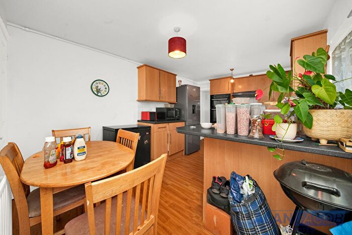 2 Bedroom Flat For Sale In Victoria Road, Romford, RM1