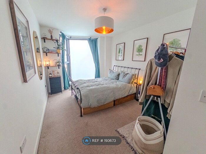 3 Bedroom Flat To Rent In Gibbs Lane, London, E2