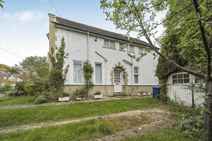 3 Bedroom Flat To Rent In Victoria Road, Mill Hill, NW7