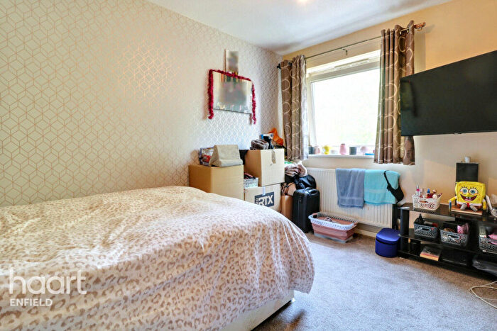 3 Bedroom Maisonette For Sale In Agricola Place, Enfield, EN1