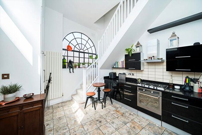 3 Bedroom Maisonette For Sale In White Horse Lane, Stepney, E1