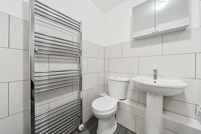 2 Bedroom Apartment To Rent In Station Road, Henley, RG9
