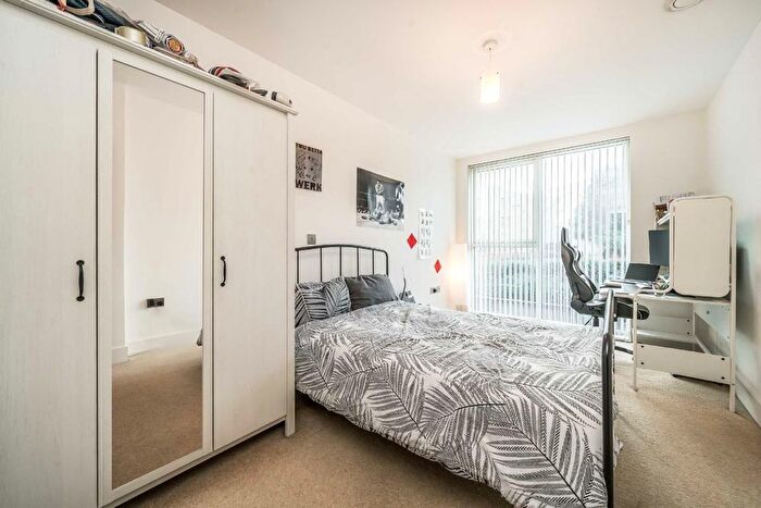 2 Bedroom Flat To Rent In Brixton Road, London, SW9