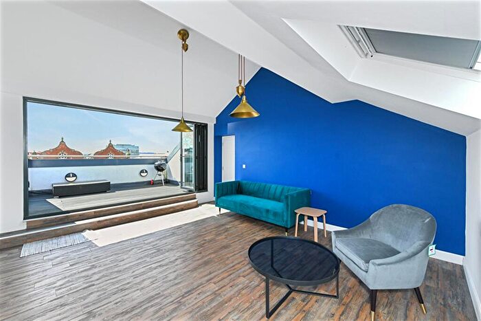 2 Bedroom Apartment For Sale In Hounds Gate, Nottingham, NG1