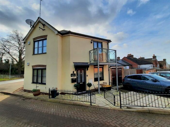 1 Bedroom Flat To Rent In The Beehive, Allandale, Hemel Hempstead, HP2