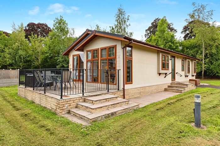 2 Bedroom Mobile/park Home For Sale In Cleveland Hills View, Hutton Rudby, Yarm, TS15