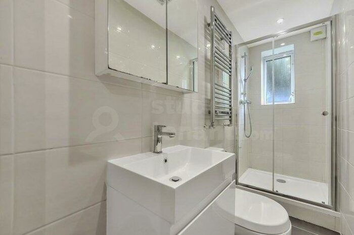 5 Bedroom Flat To Rent In Oak Hill Grove, KT6