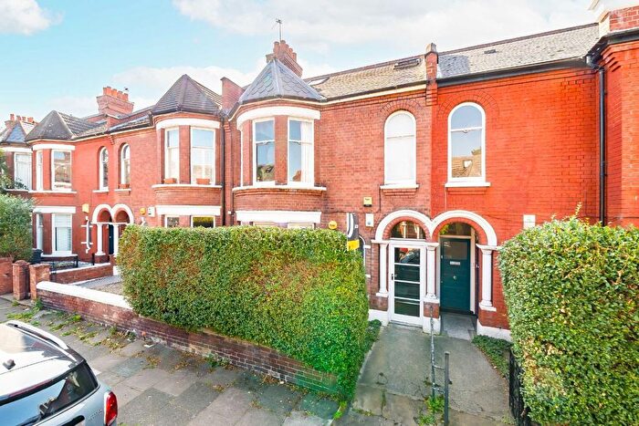 2 Bedroom Maisonette For Sale In Burnbury Road, Balham, SW12