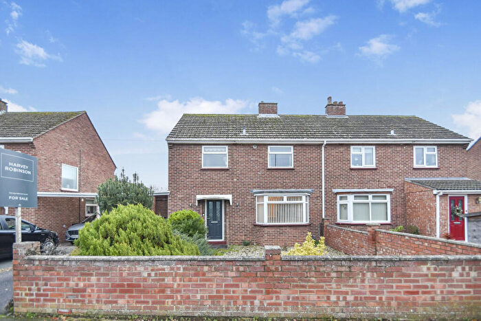 3 Bedroom Semi Detached House For Sale In Hawthorn Road, St Neots, PE19