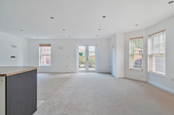 2 Bedroom Flat For Sale In Elwyn Road, Exmouth, Devon, EX8
