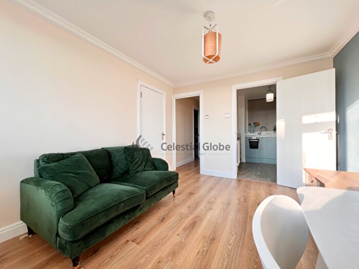 1 Bedroom Flat To Rent In Lockwood Square, Southwark, London, SE16