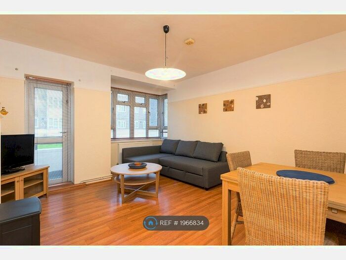 3 Bedroom Flat To Rent In Parrington House, London, SW4