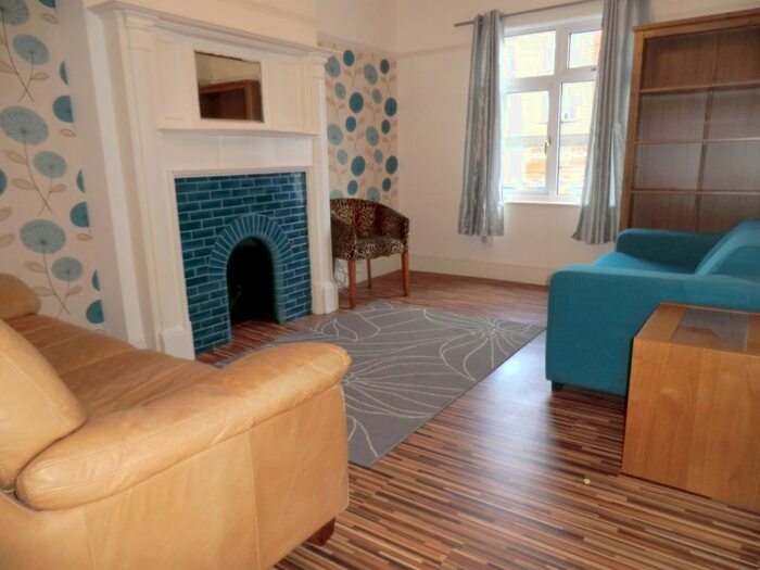 1 Bedroom Flat To Rent In Walton Road, West Molesey KT8