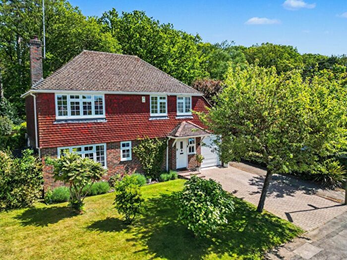 4 Bedroom Detached House For Sale In Woodlands Close, Claygate, KT10