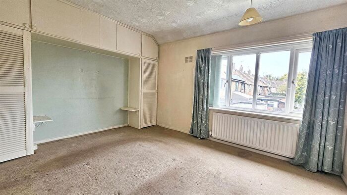 3 Bedroom Semi-detached House For Sale In Dakyn Road, Leicester, LE5