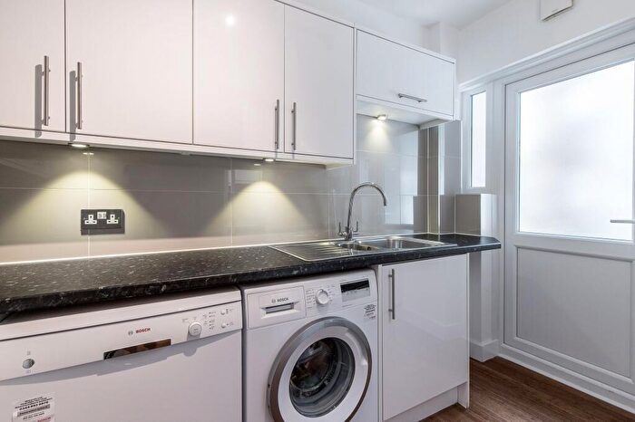 4 Bedroom Flat To Rent In Brondesbury Court Willesden Lane, NW2