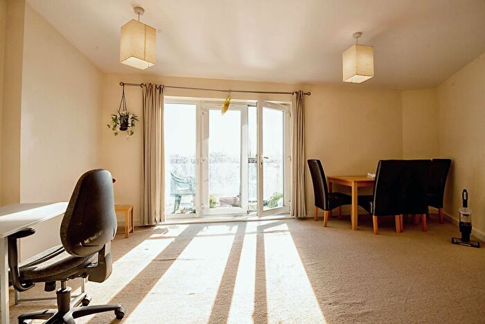 2 Bedroom Flat To Rent In Overstone Court, Cardiff, CF10