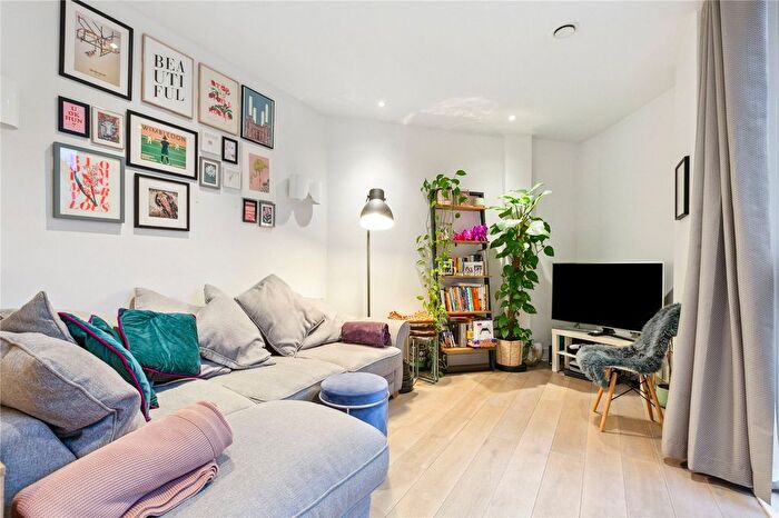 2 Bedroom Flat For Sale In Queenstown Road, London, SW8