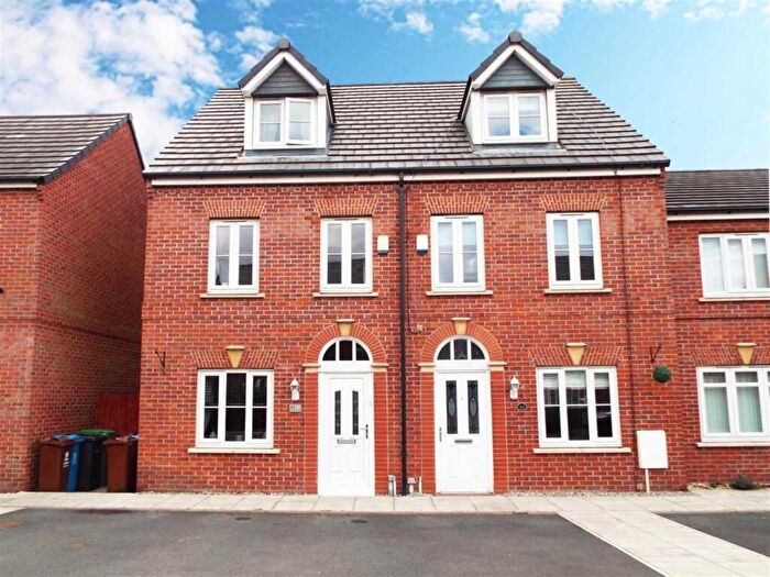 3 Bedroom Town House For Sale In Windmill Close, Royton, OL2