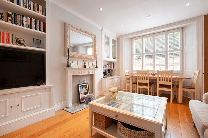 2 Bedroom Flat To Rent In Cathnor Road, Shepherd's Bush, London, W12