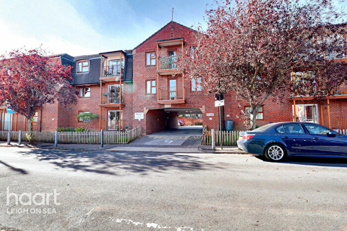1 Bedroom Flat For Sale In Chalkwell Park Drive, Leigh-On-Sea, SS9