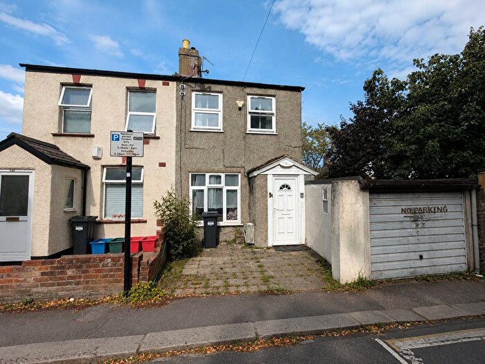 3 Bedroom Semi-detached House For Sale In Hibernia Road, Hounslow, Greater London, TW3