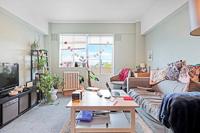 1 Bedroom Flat For Sale In Harrow Lodge, St John's Wood Road, St John's Wood, NW8