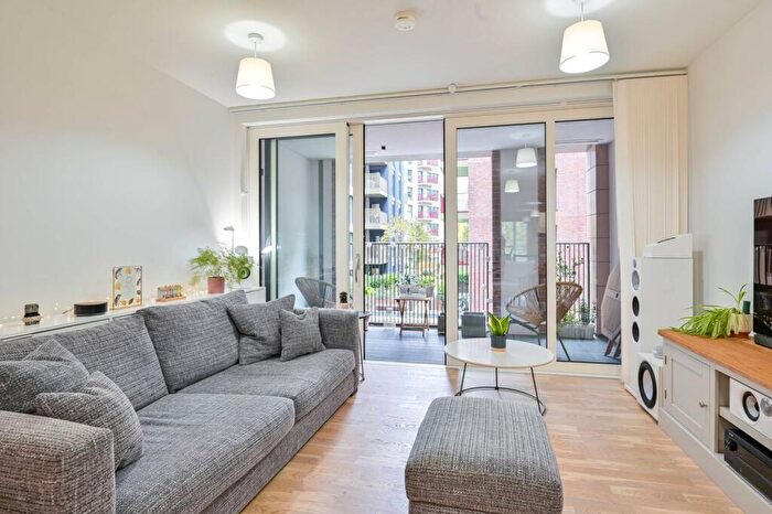 2 Bedroom Flat For Sale In Heygate Street, Elephant And Castle, London, SE17