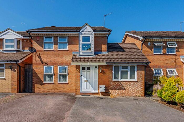 4 Bedroom Detached House For Sale In Glendevon Close, Edgware, HA8