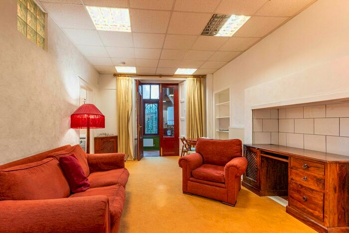 2 Bedroom Flat To Rent In Lansdowne Crescent, Edinburgh, EH12