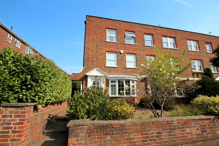 3 Bedroom Town House To Rent In Uxbridge Road, Kingston Upon Thames, KT1