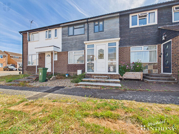 3 Bedroom Terraced House For Sale In Bronte Close, Aylesbury, HP19