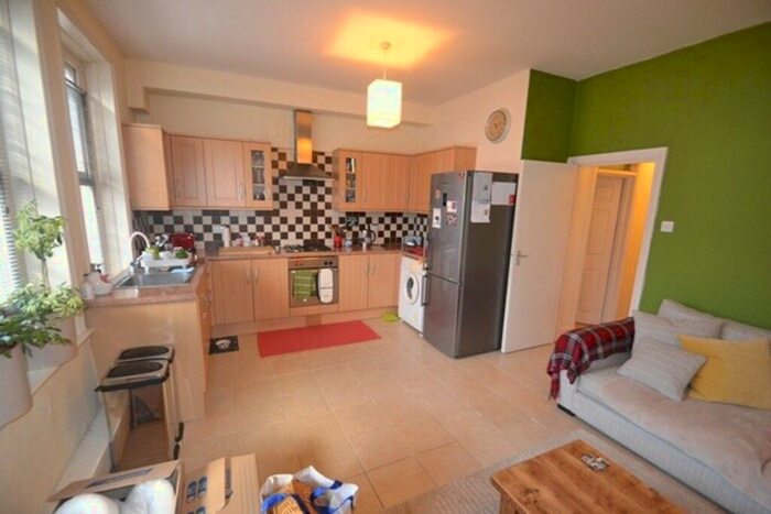 2 Bedroom Flat To Rent In Grand Parade, Green Lanes, London, N4